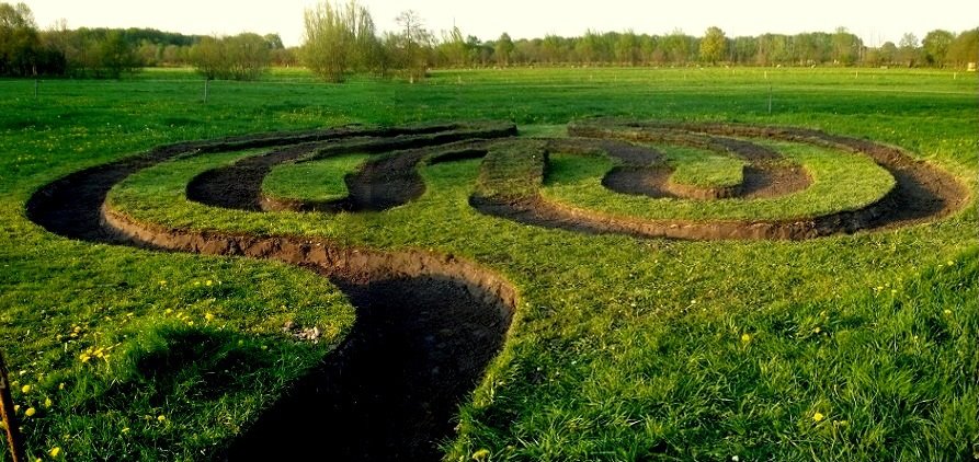 Labylon - een gekanteld labyrint in het landschap